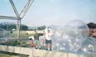 Cen�rio com bolas gigantes infl�veis